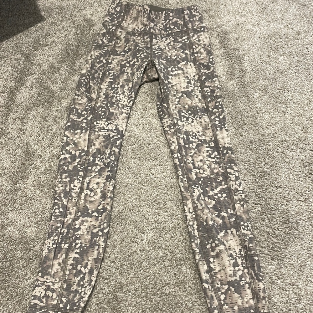 EUC camo lululemon leggings